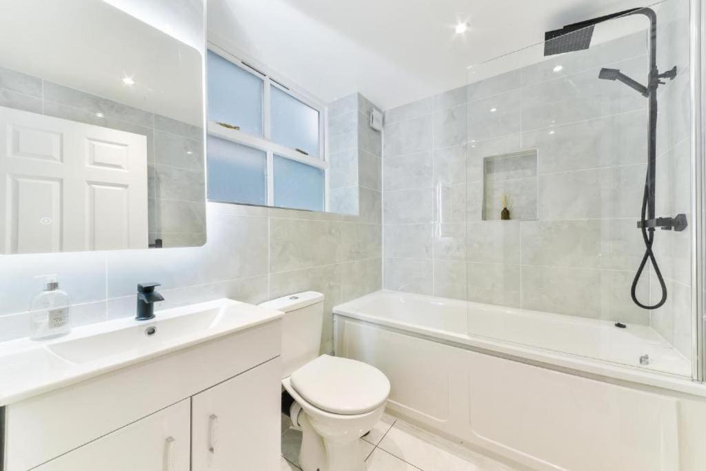 Greater London, 1 Bed London Flat, Parking, Nr Metro Stations, 15Mins To London Apartment Luaran gambar